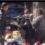 SIROMAŠNA MAJKA prodavala cvijeće na groblju da bi kćerki platila STUDIJE MEDICINE: Novinari su potražili njenu kćerku i ostali u šoku kad su SAZNALI KO JE ONA SIROMAŠNA MAJKA prodavala cvijeće na groblju da bi kćerki platila STUDIJE MEDICINE: Novinari su potražili njenu kćerku i ostali u šoku kad su SAZNALI KO JE ONA - featured image