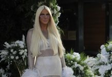 OMILJENI PARFEM JELENE KARLEUŠE: Uvek mu se vraća, a koriste ga veoma JAKE ŽENE za kojima se svi okreću OMILJENI PARFEM JELENE KARLEUŠE: Uvek mu se vraća, a koriste ga veoma JAKE ŽENE za kojima se svi okreću - featured image