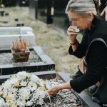 Dva meseca je na grobu muža viđala TUĐE cveće: Pomislila da je imao ljubavnicu, pa doživela još veći ŠOK! Dva meseca je na grobu muža viđala TUĐE cveće: Pomislila da je imao ljubavnicu, pa doživela još veći ŠOK! - featured image