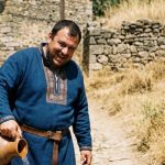 Domaćin je odbio da da vode žednom putniku u dronjcima: Njegov sluga je krišom izneo krčag vode. Ujutru je pred kuću stigla carska kočija i tražila slugu. Domaćin je odbio da da vode žednom putniku u dronjcima: Njegov sluga je krišom izneo krčag vode. Ujutru je pred kuću stigla carska kočija i tražila slugu. - featured image