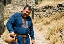 Domaćin je odbio da da vode žednom putniku u dronjcima: Njegov sluga je krišom izneo krčag vode. Ujutru je pred kuću stigla carska kočija i tražila slugu. Domaćin je odbio da da vode žednom putniku u dronjcima: Njegov sluga je krišom izneo krčag vode. Ujutru je pred kuću stigla carska kočija i tražila slugu. - featured image