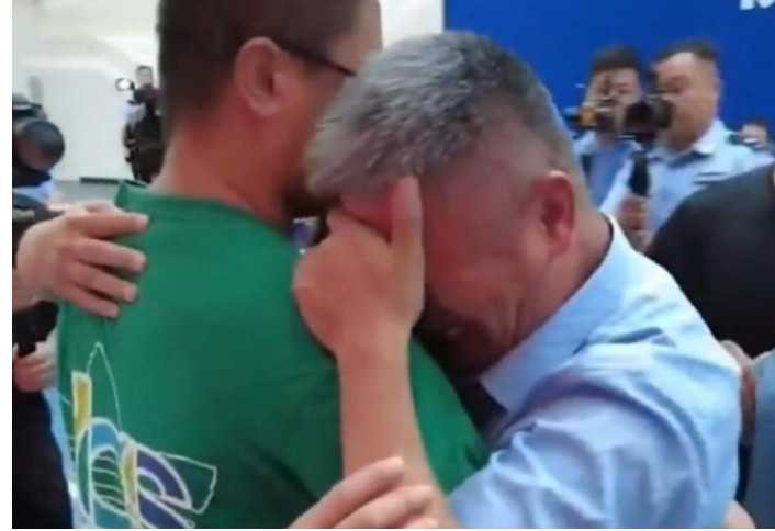 Tragao je više od 20 godina za sinom koga su otmičari odveli kad je bio beba: Nakon što je potrošio sav novac i izgubio svaku nadu, USLIJEDIO JE POZIV - featured image Tragao je više od 20 godina za sinom koga su otmičari odveli kad je bio beba: Nakon što je potrošio sav novac i izgubio svaku nadu, USLIJEDIO JE POZIV - featured image