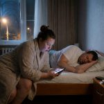 Tihi paketi: Ono što sam vidjela u telefonu svog muža dok je spavao natjeralo me da spakujem kofer još te noći. Tihi paketi: Ono što sam vidjela u telefonu svog muža dok je spavao natjeralo me da spakujem kofer još te noći. - featured image