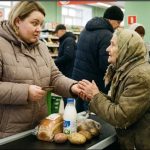 U reduu za kasu, platila sam za staricu, a ona tiho šapnula: „Kada muž ode VEČERAS, sneg u dvorištu ne diraj“. Nasmejala sam se, ali te večeri nisam čistila dvorište. A ujutro, izlazeći na verandu, ZANEMELA sam od onoga što sam videla… 😲😲😲 U reduu za kasu, platila sam za staricu, a ona tiho šapnula: „Kada muž ode VEČERAS, sneg u dvorištu ne diraj“. Nasmejala sam se, ali te večeri nisam čistila dvorište. A ujutro, izlazeći na verandu, ZANEMELA sam od onoga što sam videla… 😲😲😲 - featured image