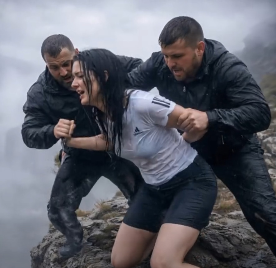 Muž, kako bi se oslobodio mene i stekao moj novac, unajmio je trojicu bandita: oni su me gurnuli sa trideset metara visine, a zatim su sišli po moje telo, ni ne sluteći šta ih čeka dole 😢😲 - featured image Muž, kako bi se oslobodio mene i stekao moj novac, unajmio je trojicu bandita: oni su me gurnuli sa trideset metara visine, a zatim su sišli po moje telo, ni ne sluteći šta ih čeka dole 😢😲 - featured image