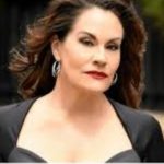 Uhvatila sam sina kako me potajno gleda dok se tuširam – a zatim sam odlučila da mu dam što traži…… Uhvatila sam sina kako me potajno gleda dok se tuširam – a zatim sam odlučila da mu dam što traži…… - featured image