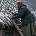 Starija žena je tokom celog leta i jeseni postavljala oštre drvene kolce na krov svoje kuće. Komšije su se smeškale — sve dok nije stigla zima. Starija žena je tokom celog leta i jeseni postavljala oštre drvene kolce na krov svoje kuće. Komšije su se smeškale — sve dok nije stigla zima. - featured image