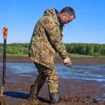 Ribar izvukao žicu i iz blata izvukao predmet vrlo čudnog oblika: Kada je oprao pronalazak iz blata, šokirao se kad je shvatio o čemu se radi 😱😨 Ribar izvukao žicu i iz blata izvukao predmet vrlo čudnog oblika: Kada je oprao pronalazak iz blata, šokirao se kad je shvatio o čemu se radi 😱😨 - featured image