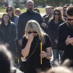 ĆERKU SAŠE POPOVIĆA NA GROBU SAČEKAO OVAJ ČOVEK! Uručio joj kovertu, Aleksandra se slomila kad je otvorila: Evo šta je bilo u njoj ĆERKU SAŠE POPOVIĆA NA GROBU SAČEKAO OVAJ ČOVEK! Uručio joj kovertu, Aleksandra se slomila kad je otvorila: Evo šta je bilo u njoj - featured image