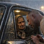 Stara žena u jakom pljusku je na ulici pokupila bivšeg zatvorenika sa ogromnom torbom, ni ne sluteći šta će joj se desiti za samo pola sata 😱😲 Stara žena u jakom pljusku je na ulici pokupila bivšeg zatvorenika sa ogromnom torbom, ni ne sluteći šta će joj se desiti za samo pola sata 😱😲 - featured image