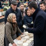 Baka Mara je na pijaci prodavala sir kako bi pomogla unuku, ali ono što je rekla jedna djevojčica natjeralo je ljude da zastanu i zaplaču Baka Mara je na pijaci prodavala sir kako bi pomogla unuku, ali ono što je rekla jedna djevojčica natjeralo je ljude da zastanu i zaplaču - featured image