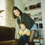 Rođena je na Kosovu i Metohiji, od majke Vere i oca Albanca koji je ćerku sa 13 godina uveo u svet estrade: Vaspitali je da bude porodična, a nema skandaloznije Rođena je na Kosovu i Metohiji, od majke Vere i oca Albanca koji je ćerku sa 13 godina uveo u svet estrade: Vaspitali je da bude porodična, a nema skandaloznije - featured image