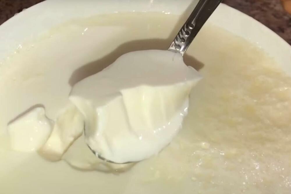 OVAJ BELI “OTROV” SVI JEDEMO I 3 PUTA JE GORI OD SLATKIŠA: Mislimo da je ZDRAV, a ovo je JEDINA SUROVA ISTINA! - featured image OVAJ BELI “OTROV” SVI JEDEMO I 3 PUTA JE GORI OD SLATKIŠA: Mislimo da je ZDRAV, a ovo je JEDINA SUROVA ISTINA! - featured image