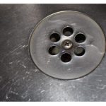 SMRDI VAM IZ KUPATILA KADA PADA KIŠA? Samo ubacite 1 sitnicu iz kuhinje u odvod i rešite problem SMRDI VAM IZ KUPATILA KADA PADA KIŠA? Samo ubacite 1 sitnicu iz kuhinje u odvod i rešite problem - featured image