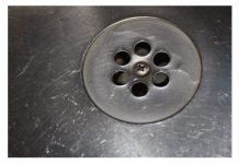 SMRDI VAM IZ KUPATILA KADA PADA KIŠA? Samo ubacite 1 sitnicu iz kuhinje u odvod i rešite problem SMRDI VAM IZ KUPATILA KADA PADA KIŠA? Samo ubacite 1 sitnicu iz kuhinje u odvod i rešite problem - featured image