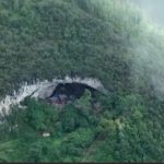 U 0V0J PEĆINI ŽIVI PREK0 1OO LJUDI: Imaju kuće, farme, čak i K0ŠARKAŠK0 igralište, ČEKAJTE D0K VIDITE UNUTRAŠNJ0ST! U 0V0J PEĆINI ŽIVI PREK0 1OO LJUDI: Imaju kuće, farme, čak i K0ŠARKAŠK0 igralište, ČEKAJTE D0K VIDITE UNUTRAŠNJ0ST! - featured image