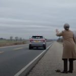 Žena, pokušavajući se riješiti svoje majke, ostavila ju je uz cestu i jednostavno se odvezla; ali kći nije mogla ni zamisliti što će se dogoditi vrlo uskoro