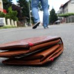 Mladić našao novčanik, a u njemu 300 dinara i PISMO sa adresom: Zakucao je na vrata, a onda se desio Š0K