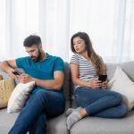 OVAKO SE MUŠKARAC PONAŠA PRE PREVARE: Otvorite širom oči, ODAĆE ga ovih 7 STVARI