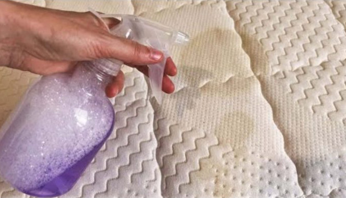KUĆNI trik za dezinfekciju svih dušeka za 1 minut: Bez mirisa, mrlja ili grinja – dušeci su kao novi! - featured image KUĆNI trik za dezinfekciju svih dušeka za 1 minut: Bez mirisa, mrlja ili grinja – dušeci su kao novi! - featured image