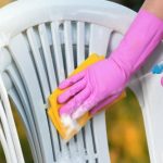 Kako najlakše očistiti bele plastične stolice? Trikovi uz koje će blistati kao da su sada stigle iz fabrike Kako najlakše očistiti bele plastične stolice? Trikovi uz koje će blistati kao da su sada stigle iz fabrike - featured image