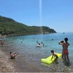 Kupači na plaži u Crnoj Gori NISU MOGLI DA VERUJU OČIMA! Zbog onoga što su videli u PLIĆAKU, BJEŽALI SU GLAVOM BEZ OBZIRA… (VIDEO)