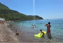 Kupači na plaži u Crnoj Gori NISU MOGLI DA VERUJU OČIMA! Zbog onoga što su videli u PLIĆAKU, BJEŽALI SU GLAVOM BEZ OBZIRA… (VIDEO)