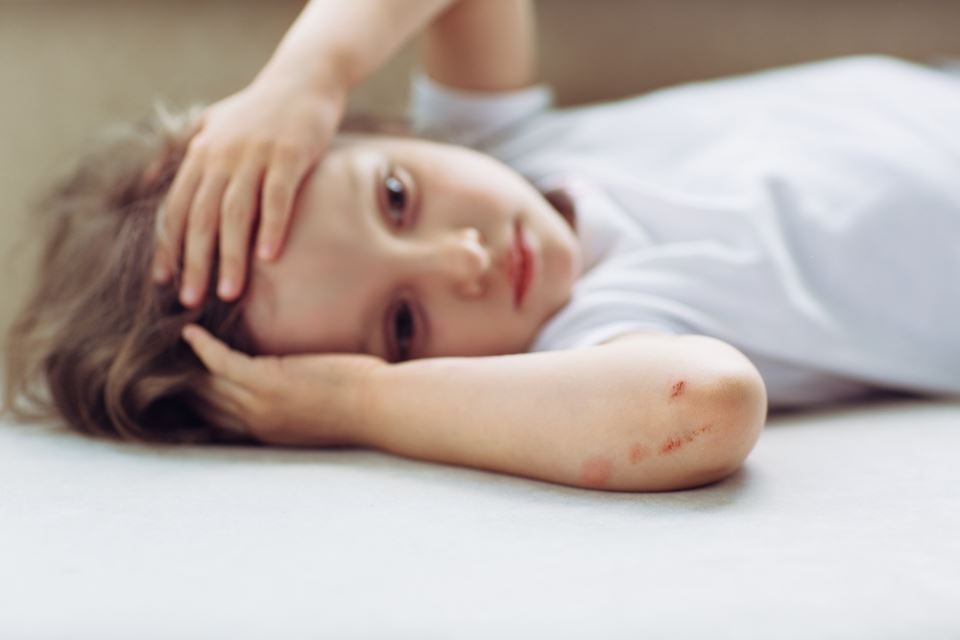 Pet roditeljskih grešaka koje djeca pamte mnogo duže nego što odrasli misle - featured image Pet roditeljskih grešaka koje djeca pamte mnogo duže nego što odrasli misle - featured image