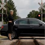 Da bi se riješila trudne snahe, svekrva je namjerno ostavila auto nasukan na pruzi samo nekoliko trenutaka prije voza koji se približava, nadajući se da će svi povjerovati da se radi o ništa više od tragične nesreće. Ali sve se završilo mnogo užasnije nego što je mogla zamisliti. 😳
