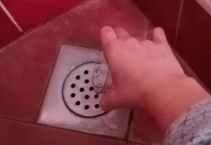 Čim krenu kiše iz odvoda vam se širi nesnosan SMRAD? Sipajte ovo domaće sredstvo i riješićete problem - featured image Čim krenu kiše iz odvoda vam se širi nesnosan SMRAD? Sipajte ovo domaće sredstvo i riješićete problem - featured image