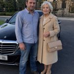 POSTAO SAM PRIVATNI VOZAČ BOGATE UDOVICE JER MI JE TREBAO NOVAC — A NAKON ŠTO ME OPTUŽILA ZA KRAĐU, PRONAŠAO SAM NJENU SKRIVENU PORUKU U AUTU I OSTAO U ŠOKU