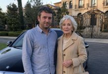 POSTAO SAM PRIVATNI VOZAČ BOGATE UDOVICE JER MI JE TREBAO NOVAC — A NAKON ŠTO ME OPTUŽILA ZA KRAĐU, PRONAŠAO SAM NJENU SKRIVENU PORUKU U AUTU I OSTAO U ŠOKU