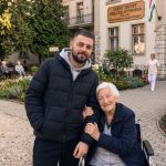 Godinu dana glumio sam sina starice u domu jer su me njezini rođaci plaćali da je držim mirnom — tek nakon njezine smrti ravnateljica mi je otkrila da je Juli od prvog dana znala tko sam