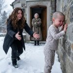 Kad sam se vratila kući sa službenog puta, zatekla sam svoju trogodišnju kćer kako se trese od straha, potpuno obrijane glave. Svekrva me pogledala i rekla: „Tako će naučiti da ne krade.“ Nisam se raspravljala s njom. Uzela sam svoju djevojčicu u naručje i otišla. Ali kasnije te iste noći uključila sam skrivenu kameru u dnevnoj sobi… i otkrila da pravi lopov cijelo vrijeme živi pod istim krovom.