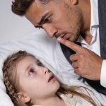 „Tata… leđa me toliko bole da ne mogu spavati. Mama mi je rekla da ti ne smijem reći.“ Upravo sam se vratio s poslovnog puta kad mi je moja osmogodišnja kći tiho otkrila tajnu za koju njezina majka nikada nije htjela da je čujem.