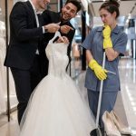👰 Bogati vlasnik salona vjenčanica odlučio je sa svojim prijateljem okrutno se našaliti s mladom čistačicom. Rekao joj je da će je istog dana oženiti ako obuče najskuplju vjenčanicu i cipele u salonu. Djevojka je pristala, ali nitko od njih nije ni slutio što će se dogoditi kada izađe iz garderobe…
