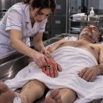 Medicinska sestra je željela ukrasti skupocjeni prsten od preminulog muškarca, ali kada je dodirnula njegovu ruku, vrisnula je od užasa.😱😱