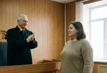 Na razvodu braka, Marina je, uz smeh svog muža, mirno predala svu svoju imovinu njemu. Ali kada je sudija shvatio razlog njenog postupka, aplaudirao joj je ustajući.