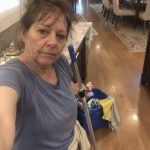 Osam godina čistila sam kuću iste žene i mislila da poznajem svaki njezin kutak — ali prije selidbe me pozvala posljednji put i rekla da ne ponesem ni krpu ni sredstvo za čišćenje