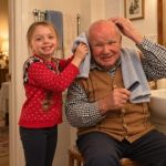 Jednog dana moja kći mi je rekla: „Mama, djed me uvijek zove da s njim uđem u kupaonicu. Onda zaključa vrata i kaže mi da nikome ne smijem reći što tamo radimo.” Užasnuta, ukočila sam se. Sljedećeg dana odlučila sam potajno otići u njegovu kuću… Ali kad sam otvorila vrata kupaonice i vidjela što se zapravo događa, koljena su mi klecnula…