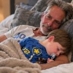 Svake noći, kada sam odlazila na posao, ostavljala sam svog petogodišnjeg sina kod svog 73-godišnjeg oca. Nekoliko tjedana kasnije moj se dječak počeo žaliti na jake bolove u donjem dijelu leđa. Kada sam ga upitala što se dogodilo, prestrašeno mi je odgovorio: „Mama, djed mi je rekao da ti ne smijem ispričati što radimo noću.” Svake noći, kada sam odlazila na posao, ostavljala sam svog petogodišnjeg sina kod svog 73-godišnjeg oca. Nekoliko tjedana kasnije moj se dječak počeo žaliti na jake bolove u donjem dijelu leđa. Kada sam ga upitala što se dogodilo, prestrašeno mi je odgovorio: „Mama, djed mi je rekao da ti ne smijem ispričati što radimo noću.” - featured image