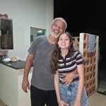 😨💔 Tjednima se moj suprug čudno ponašao u blizini moje 13-godišnje kćeri. Stalno ju je grlio, ljubio u čelo, dolazio po nju u školu i neprestano ulazio u njezinu sobu zatvarajući vrata za sobom. Govorila sam sebi da je samo brižan očuh… sve dok jednog jutra nisam slučajno pogledala ispod njezina kreveta i ugledala malu zaključanu kutiju koju nikada prije nisam vidjela. Pored nje je bila vrećica iz ljekarne koju je Mark nekoliko dana ranije donio u kuću.. Tada me moja kći pogledala i šapnula: „Mama, molim te, nemoj ništa reći Marku.“ Noge su mi se gotovo odsjekle. 😱