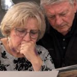 Moja je majka godinama skrivala ruke ispod dugih rukava. Jednog dana više nisam mogla izdržati i upitala sam: „Je li te tata udario?“ Oči su joj se istog trena napunile suzama. Zatvorila je vrata, pogledala me i rekla nešto što me užasnulo…