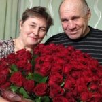 Moj muž nikada nije bio romantičan. Ali na moj 66. rođendan iznenada je došao kući sa 101 crvenom ružom i zamolio me da se fotografiram s njim… Pomislila sam da se napokon promijenio. Ali ono što je učinio s našom fotografijom natjeralo me da preispitam cijeli naš 42-godišnji brak…