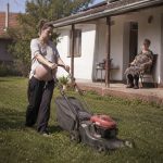 Pokosila sam travu 82-godišnjoj udovici iz susjedstva; sljedećeg jutra sudski izvršitelj pokucao je na moja vrata sa zahtjevom od kojeg mi se sledila krv u žilama. Pokosila sam travu 82-godišnjoj udovici iz susjedstva; sljedećeg jutra sudski izvršitelj pokucao je na moja vrata sa zahtjevom od kojeg mi se sledila krv u žilama. - featured image