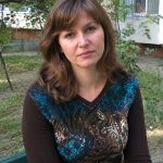 😱💔 S 63 godine vlastita me kći izbacila na ulicu. Dok sam sjedila i plakala na autobusnoj stanici, prestravljeni dječačić dotrčao je do mene, zagrlio me i povikao: „Mama, molim te, spasi me!” No ono što je policija otkrila samo nekoliko sati kasnije razotkrilo je zastrašujuću obiteljsku tajnu skrivenu punih 35 godina… 😱💔 S 63 godine vlastita me kći izbacila na ulicu. Dok sam sjedila i plakala na autobusnoj stanici, prestravljeni dječačić dotrčao je do mene, zagrlio me i povikao: „Mama, molim te, spasi me!” No ono što je policija otkrila samo nekoliko sati kasnije razotkrilo je zastrašujuću obiteljsku tajnu skrivenu punih 35 godina… - featured image